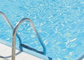 Piscina di acqua di mare panoramica all&rsquo;aperto con ampio solarium