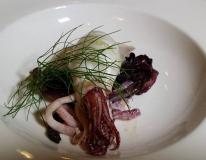 Calamaro ripieno , gorgonzola  e pera su radicchio