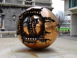 Trinity College Scultura Arnaldo Pomodoro Dublino