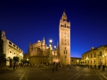 Piazza della Vergine de Los Reyes e Cattedrale Santa Mar&iacute;a de la Sede - Siviglia -