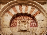 stemma di un vescovo cattolico di Cordoba, posto su una antica porta arabo-musulmano Mezquita - Cordova -