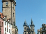 L'orologio astronomico e sullo sfondo la piazza citt&agrave; vecchia - Praga - foto Mida
