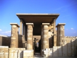 Colonnato con muro di cinta del cortile sud di Djoser, Saqqara - Il Cairo -